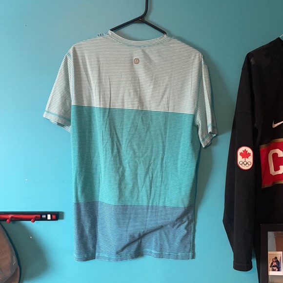 Blue striped Lululemon large men’s tee shirt - Picture 2 of 4